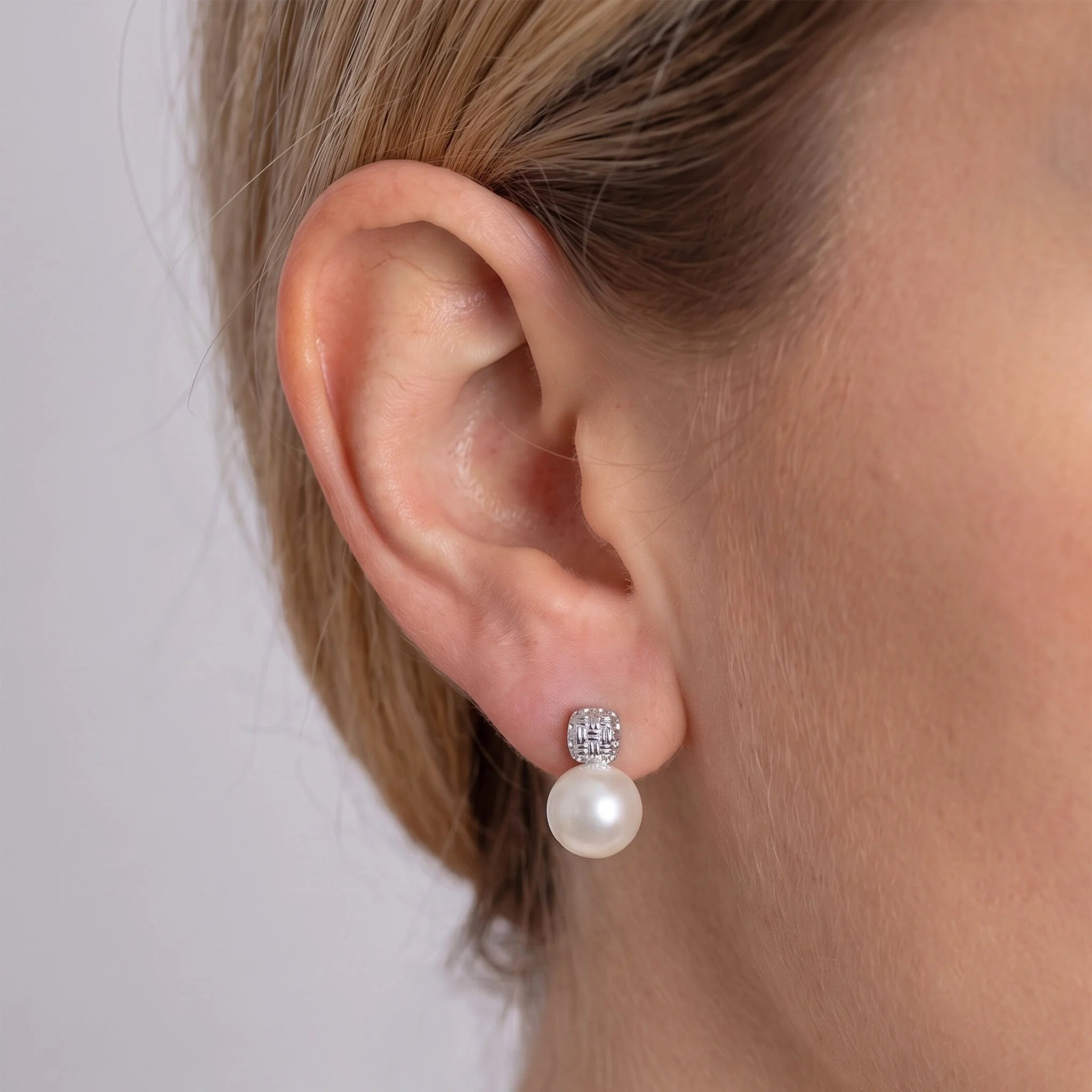 Orecchini in Argento 925 placcato Oro Bianco 18Kt con Perle Bianche d'Acqua Dolce Ø 10 mm