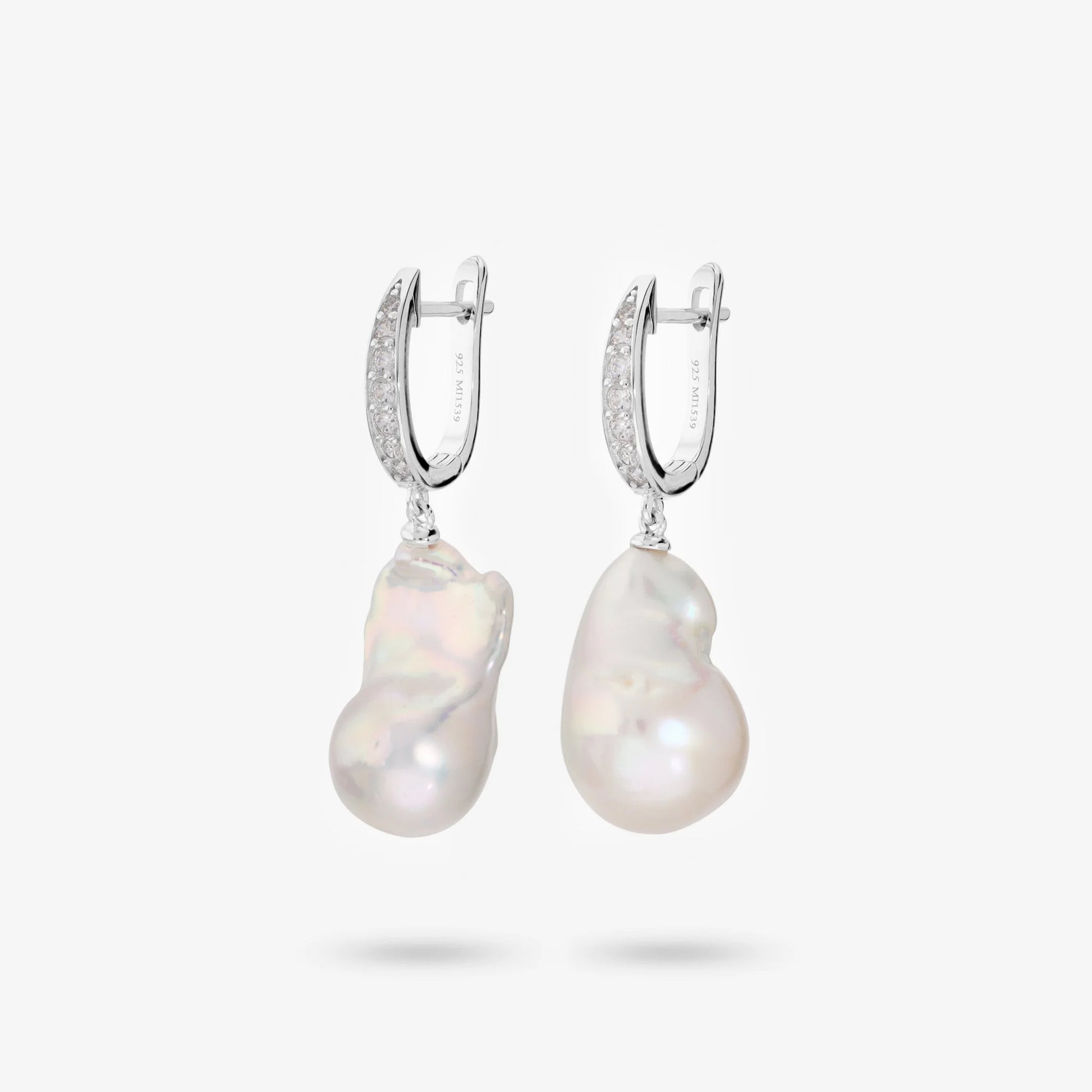 Orecchini Pendenti in Argento 925 placcato Oro Bianco 18Kt con Cubic Zirconia e Perla Scaramazza d'Acqua Dolce