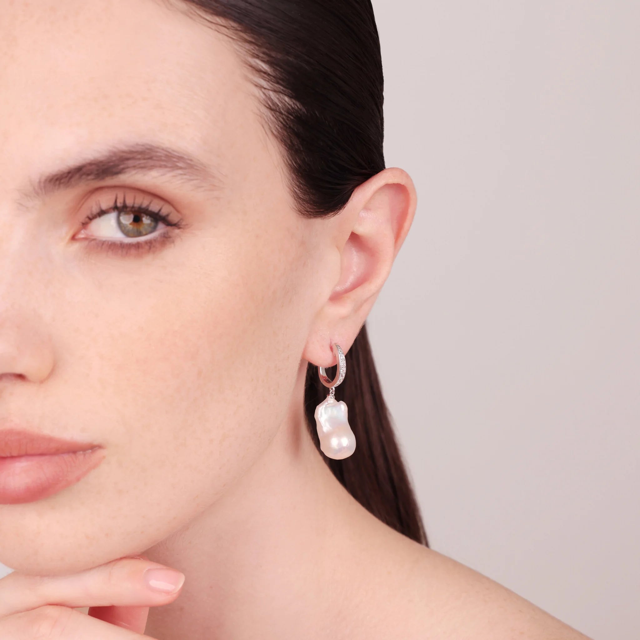 Orecchini Pendenti in Argento 925 placcato Oro Bianco 18Kt con Cubic Zirconia e Perla Scaramazza d'Acqua Dolce