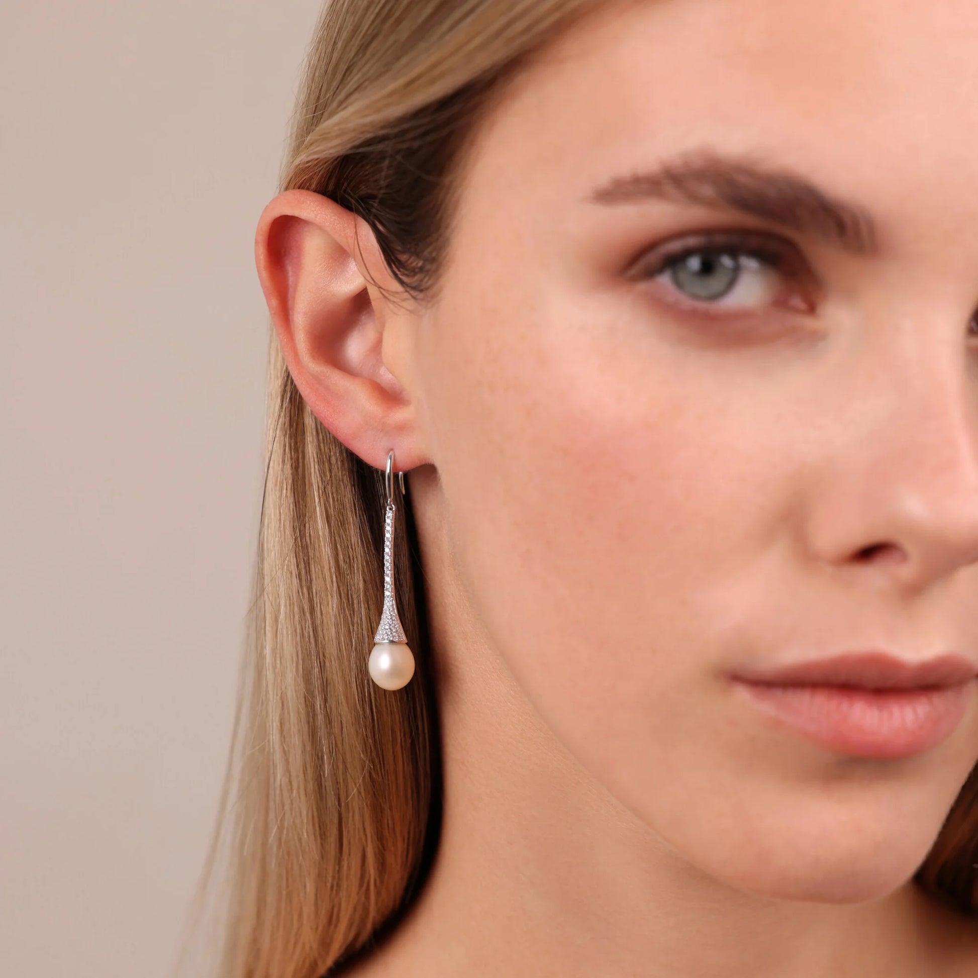 Orecchini Pendenti in Argento 925 placcato Oro Bianco 18Kt con Cubic Zirconia e Perla Bianca d'Acqua Dolce Ø 8 mm