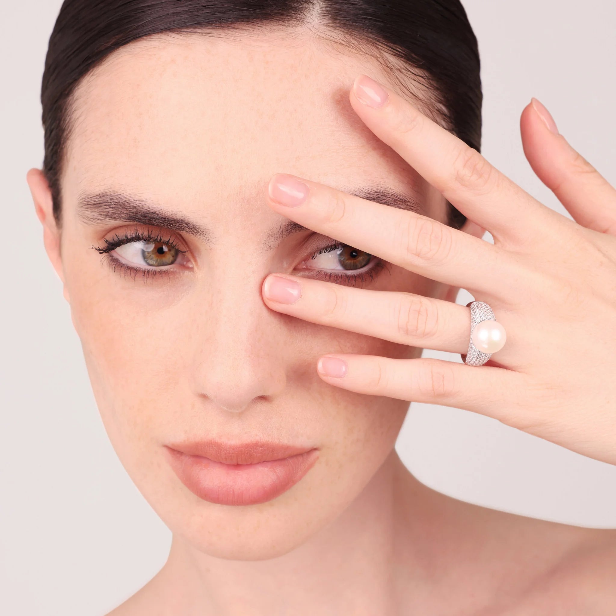 Anello Cocktail in Argento 925 placcato Oro Bianco 18Kt con Cubic Zirconia e Perla Bianca d'Acqua Dolce Ø 11 mm
