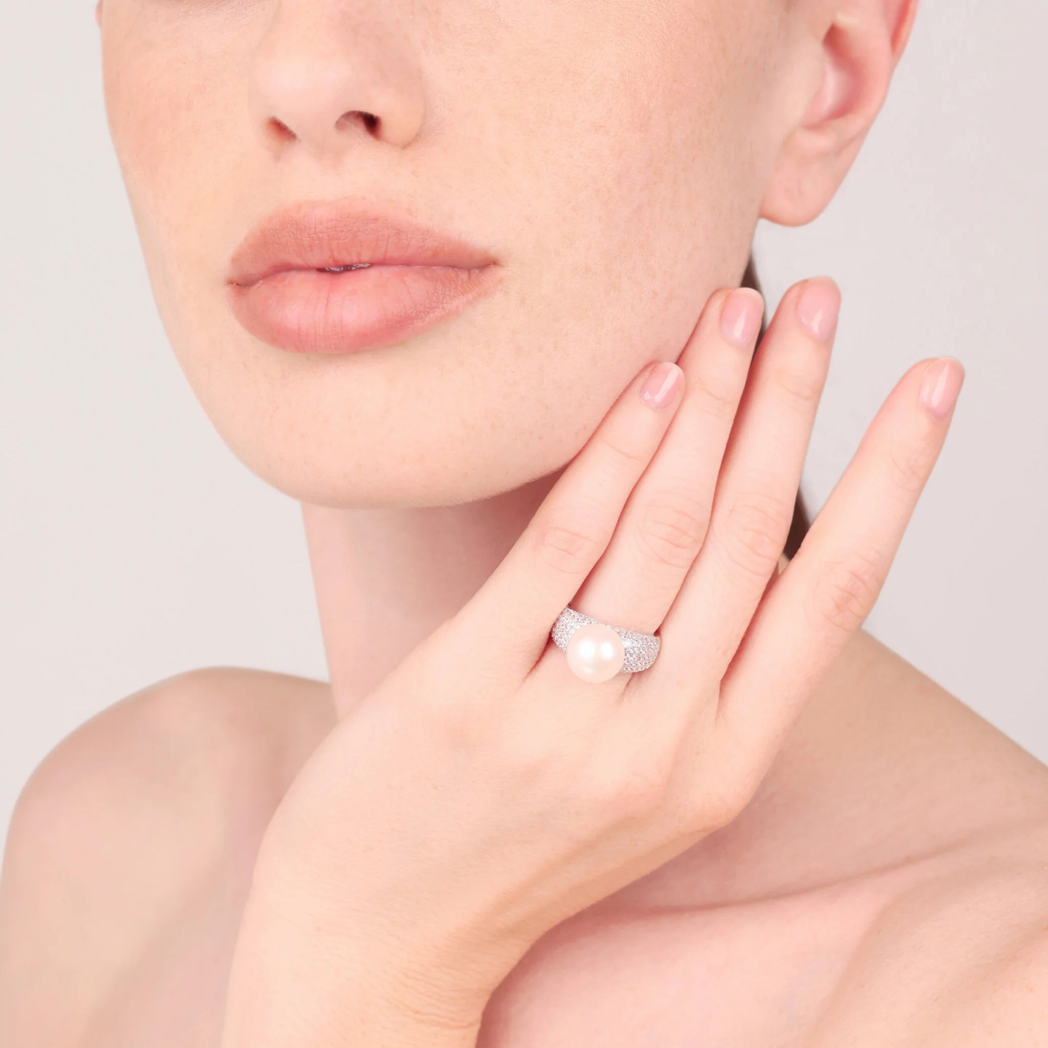 Anello Cocktail in Argento 925 placcato Oro Bianco 18Kt con Cubic Zirconia e Perla Bianca d'Acqua Dolce Ø 11 mm