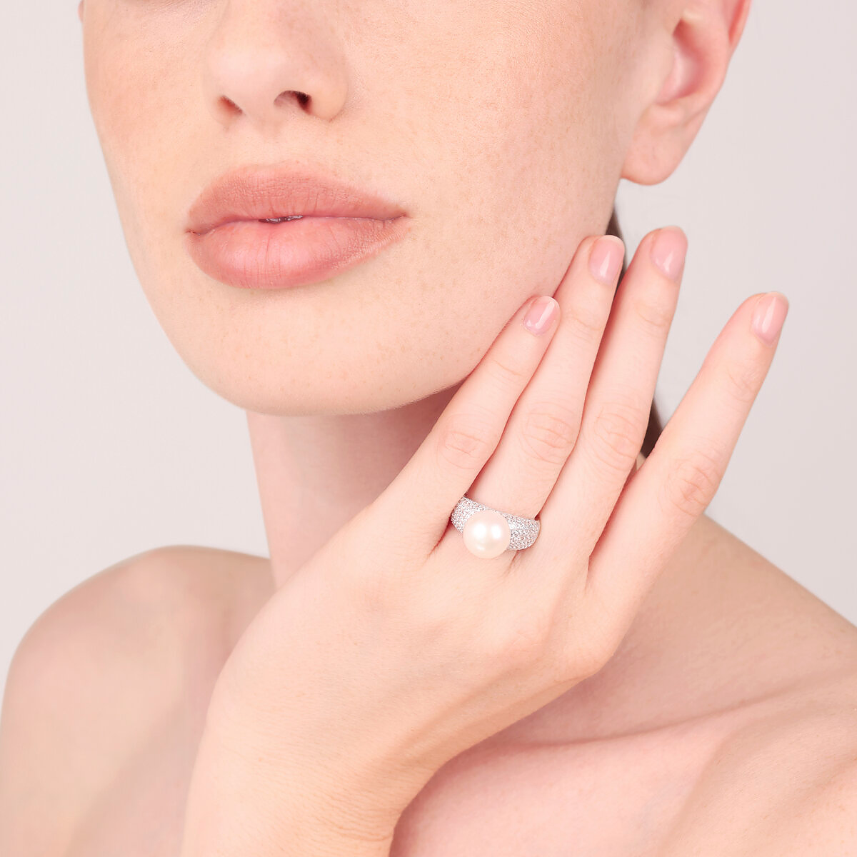 Anello Cocktail in Argento 925 placcato Oro Bianco 18Kt con Cubic Zirconia e Perla Bianca d'Acqua Dolce Ø 11 mm