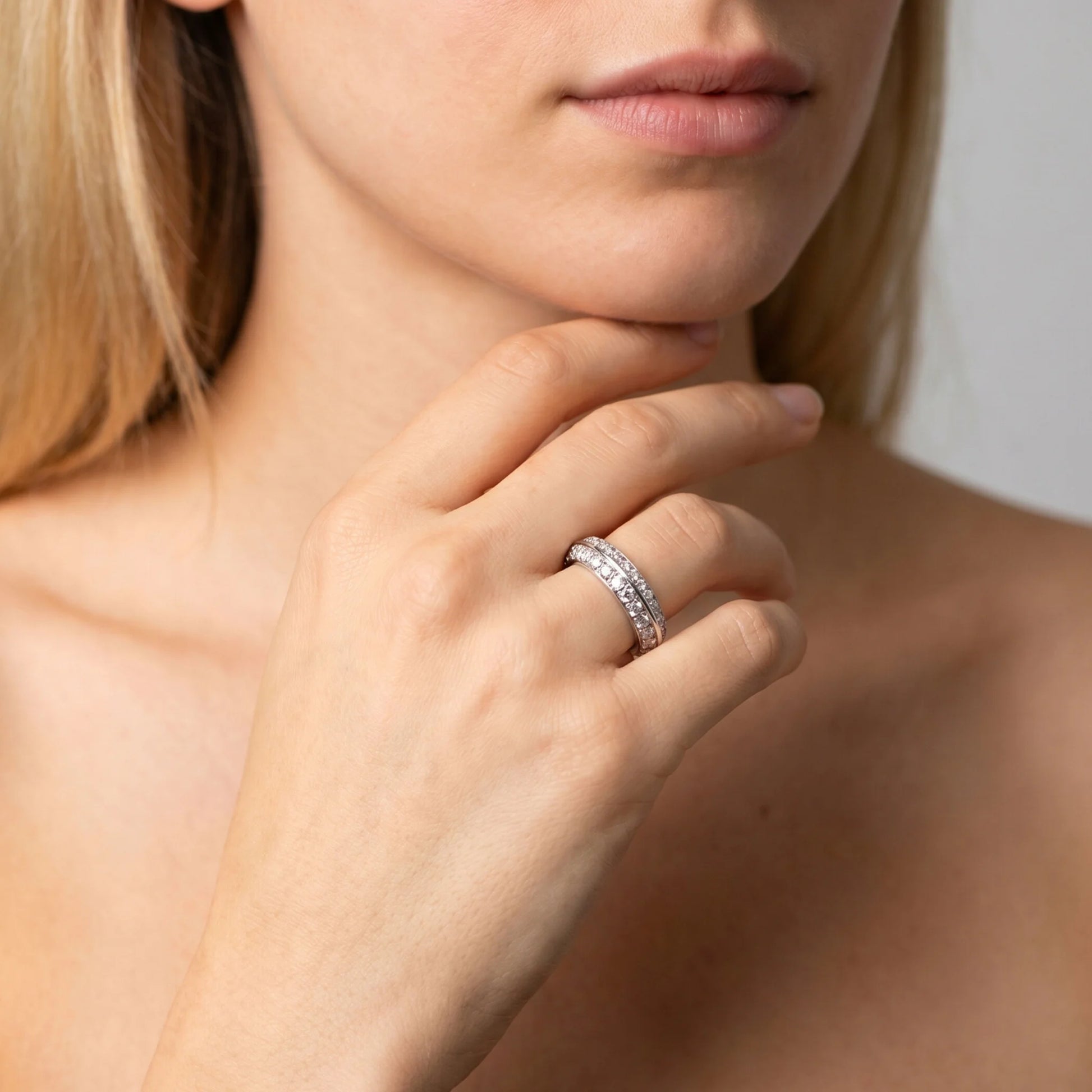 Anello Veretta con Pavè di Cubic Zirconia