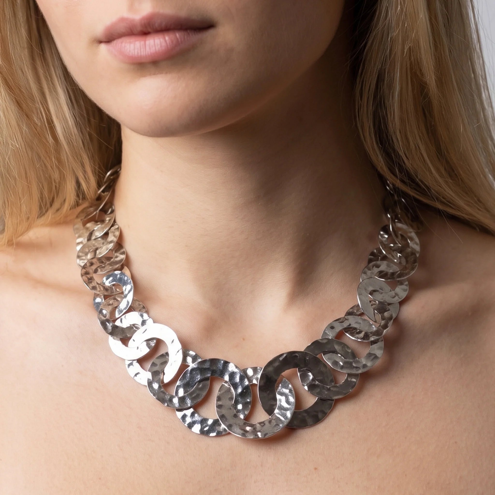Collana Girocollo Graduata con Maglie a Disco Martellate