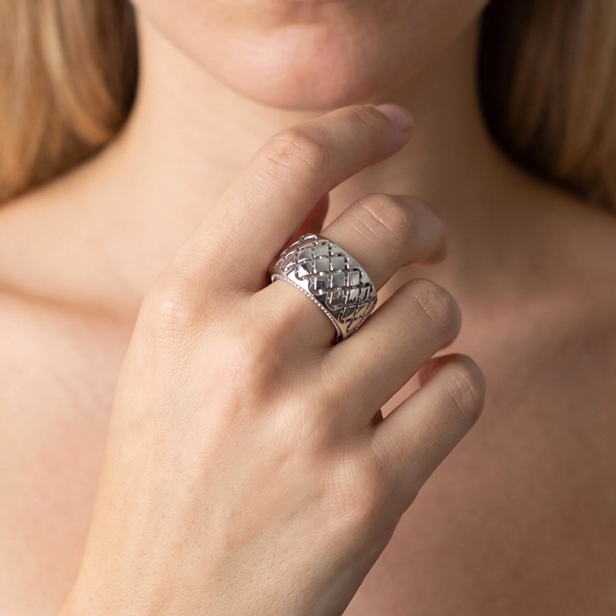 Anello a Fascia Larga Matelassè placcata Platino