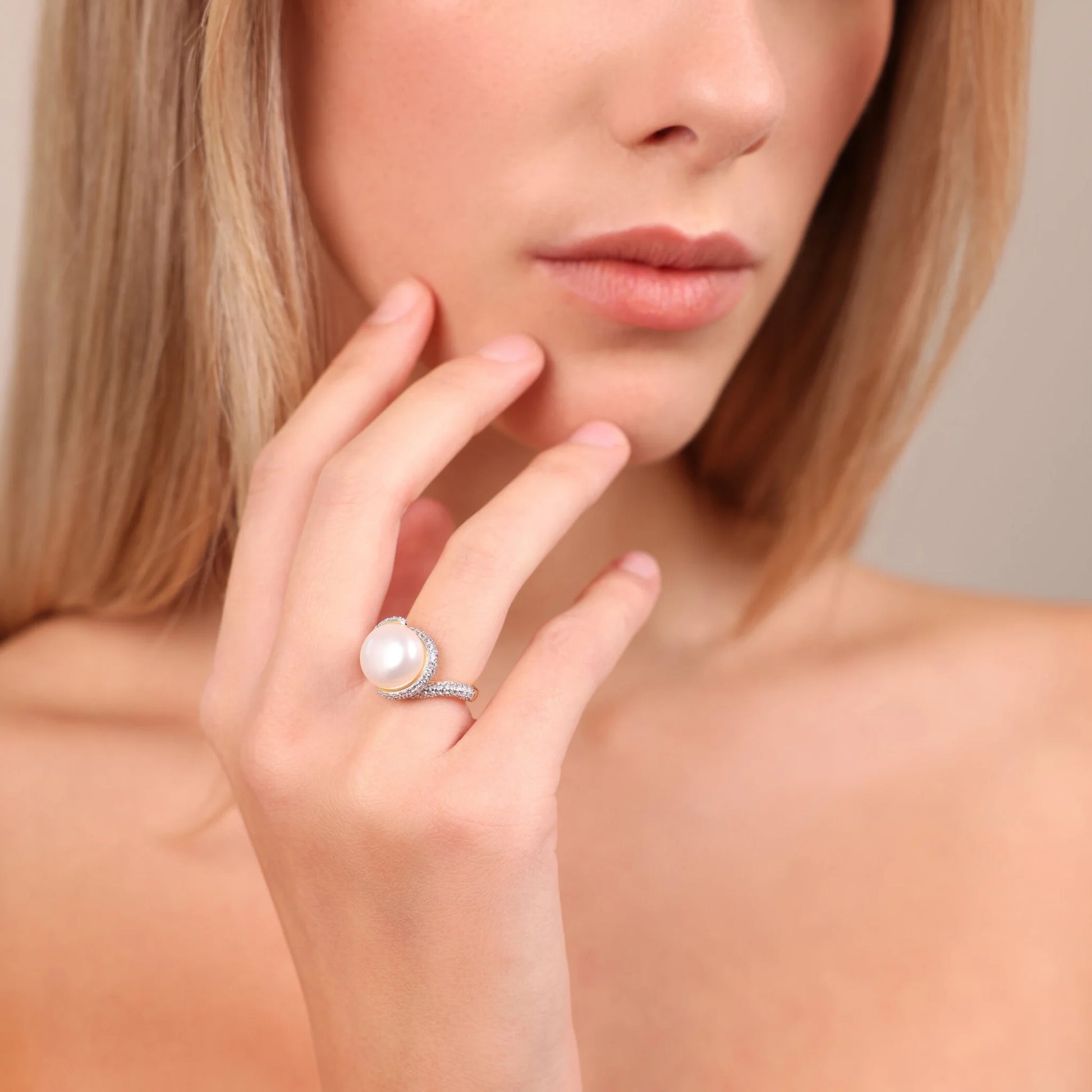 Anello Solitario in Argento 925 con Pavé in Cubic Zirconia e Perla a Bottone Bianca d'Acqua Dolce Ø 11/12 mm