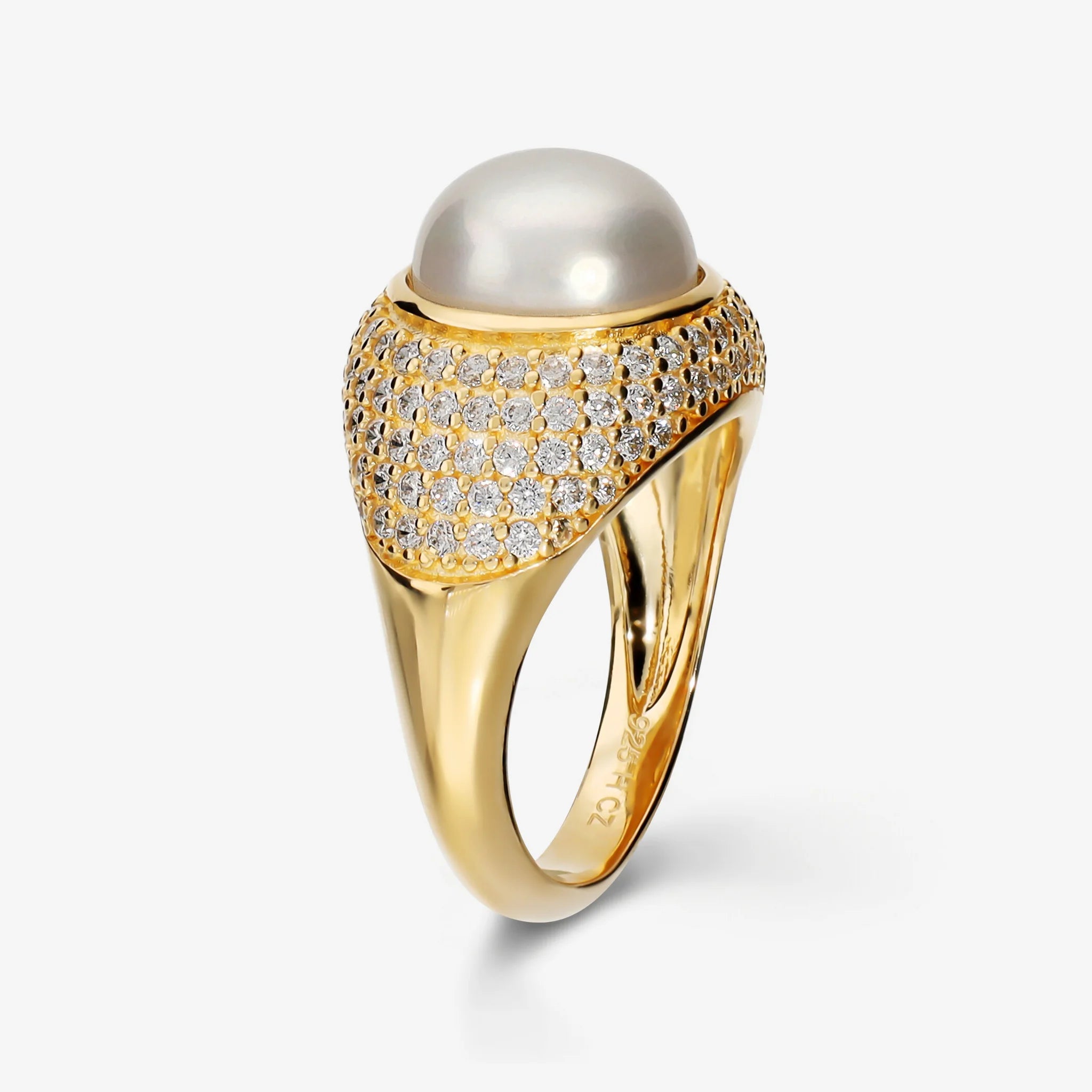 Anello Cocktail in Argento 925 placcato Oro Giallo 18Kt con Pavé di Cubic Zirconia e Perla Bianca d'Acqua Dolce Ø 9/10 mm