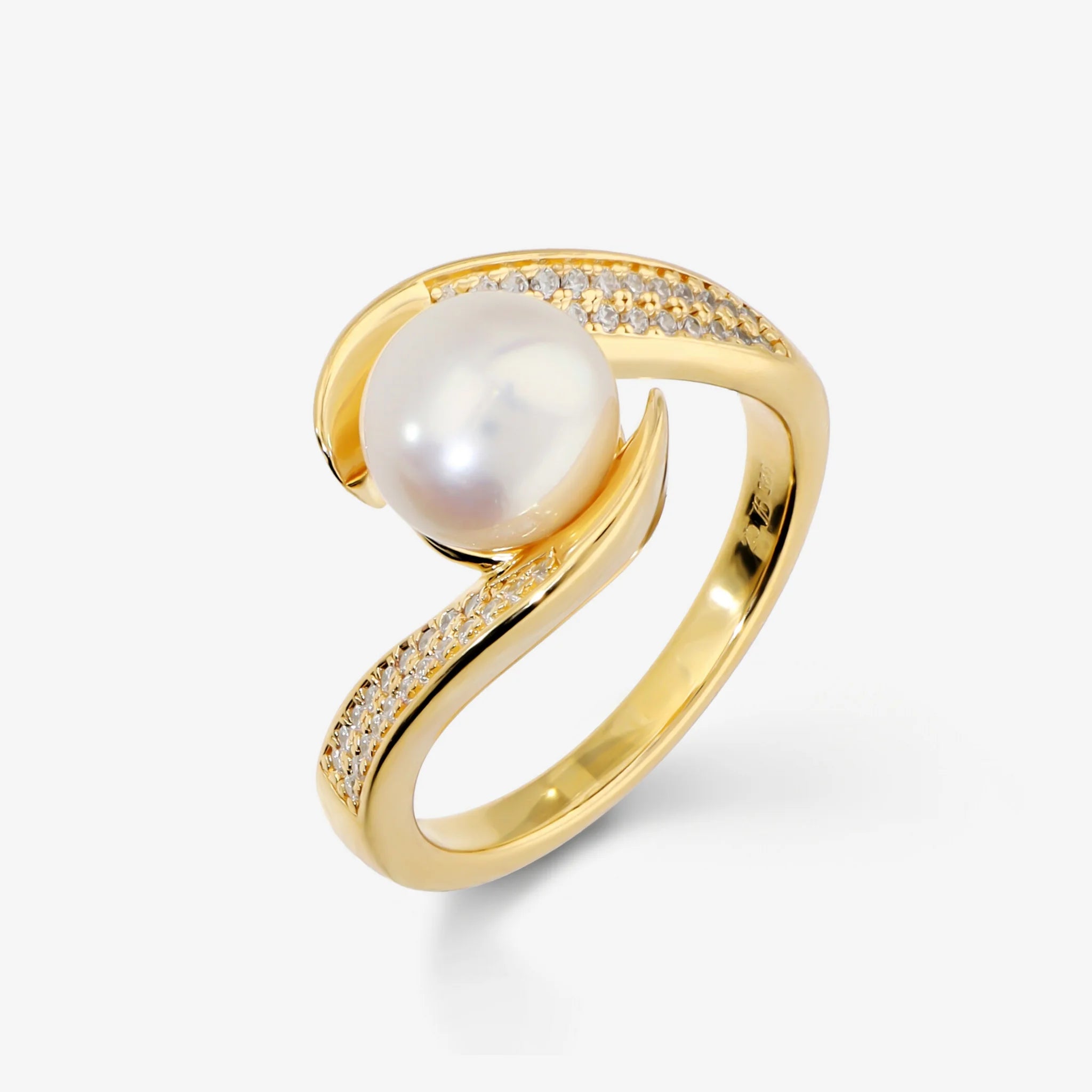 Anello Contrarié in Argento 925 placcato Oro Giallo 18Kt con Pavé in Cubic Zirconia e Perla a Bottone Bianca d'Acqua Dolce Ø 9 mm