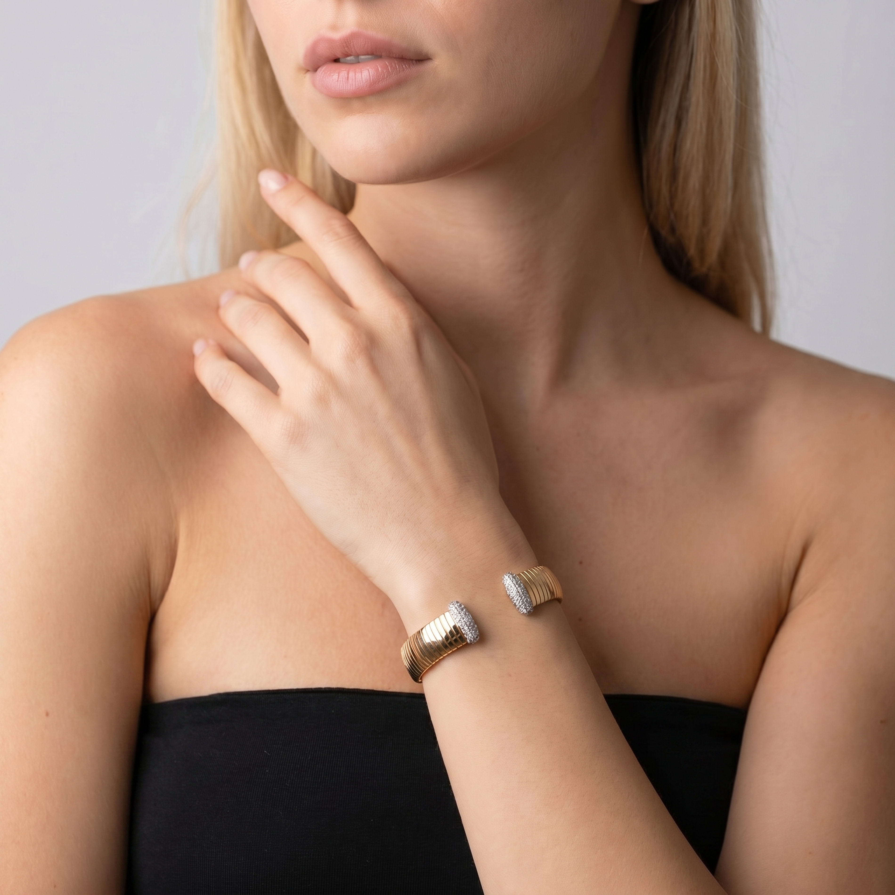 Bracciale Rigido Maglia Omega con Pavé di Topazi Bianchi