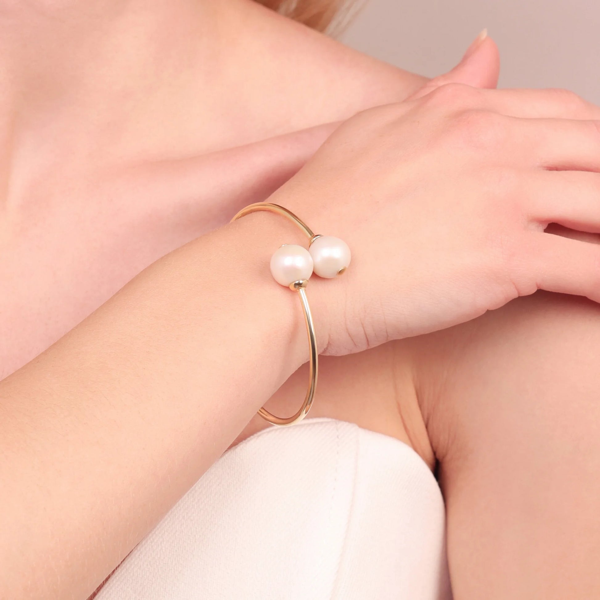 Bracciale Contrarié in Argento 925 placcato Oro Giallo 18Kt con Perle Bianche d'Acqua Dolce Ø 12/13 mm