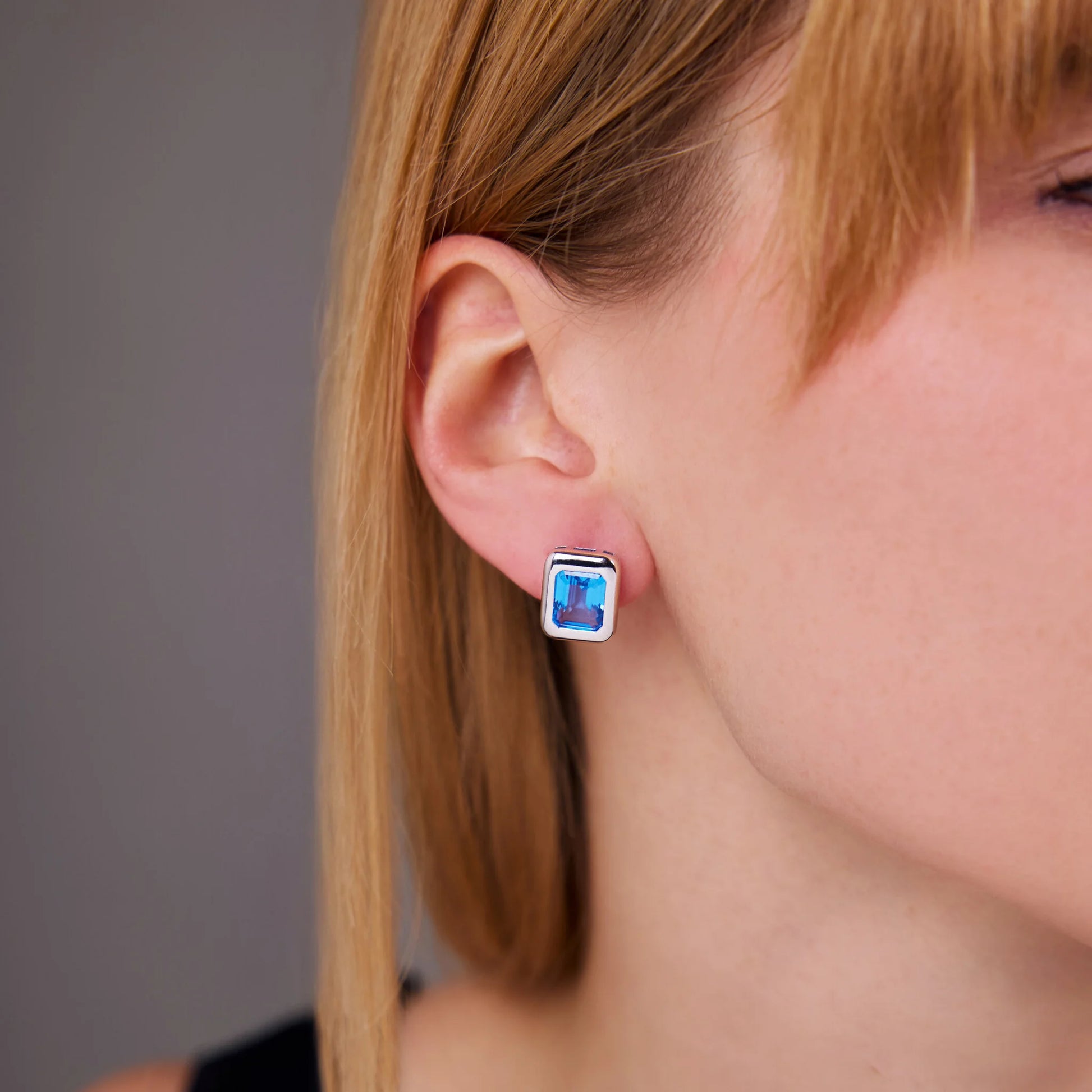 Orecchini a Lobo in Argento 925 placcato Platino con Prisma Gem Blu
