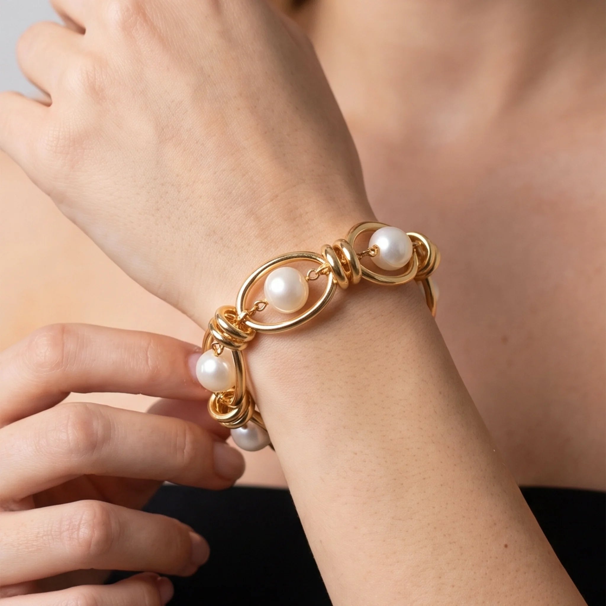 Bracciale Bold placcato Oro Giallo 18Kt con Maglie ovali e Perle Cerchiate Bianche d'Acqua Dolce Ø 10/11 mm