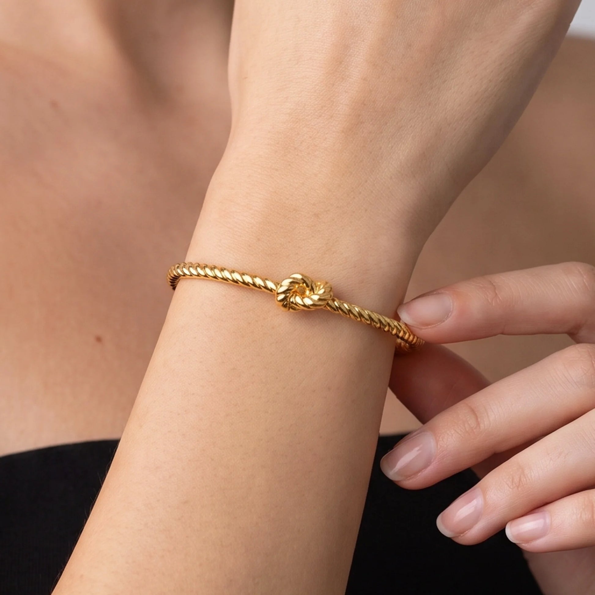 Bracciale Rigido Design Corda con Nodo