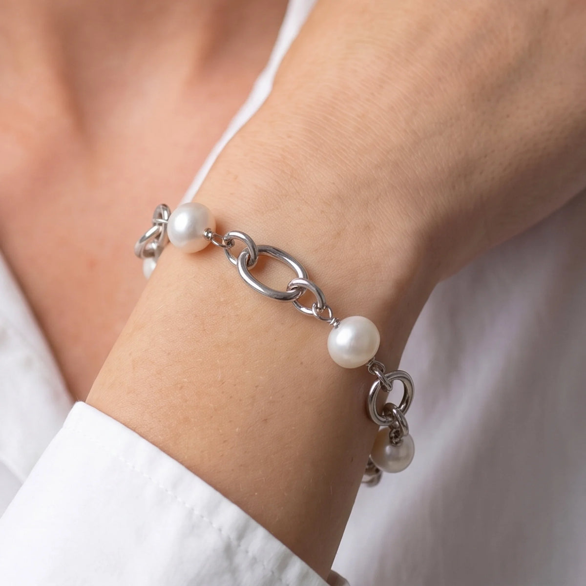 Bracciale placcato Oro Bianco 18Kt con Maglie Ovali e Perle Bianche Ø 8/9mm