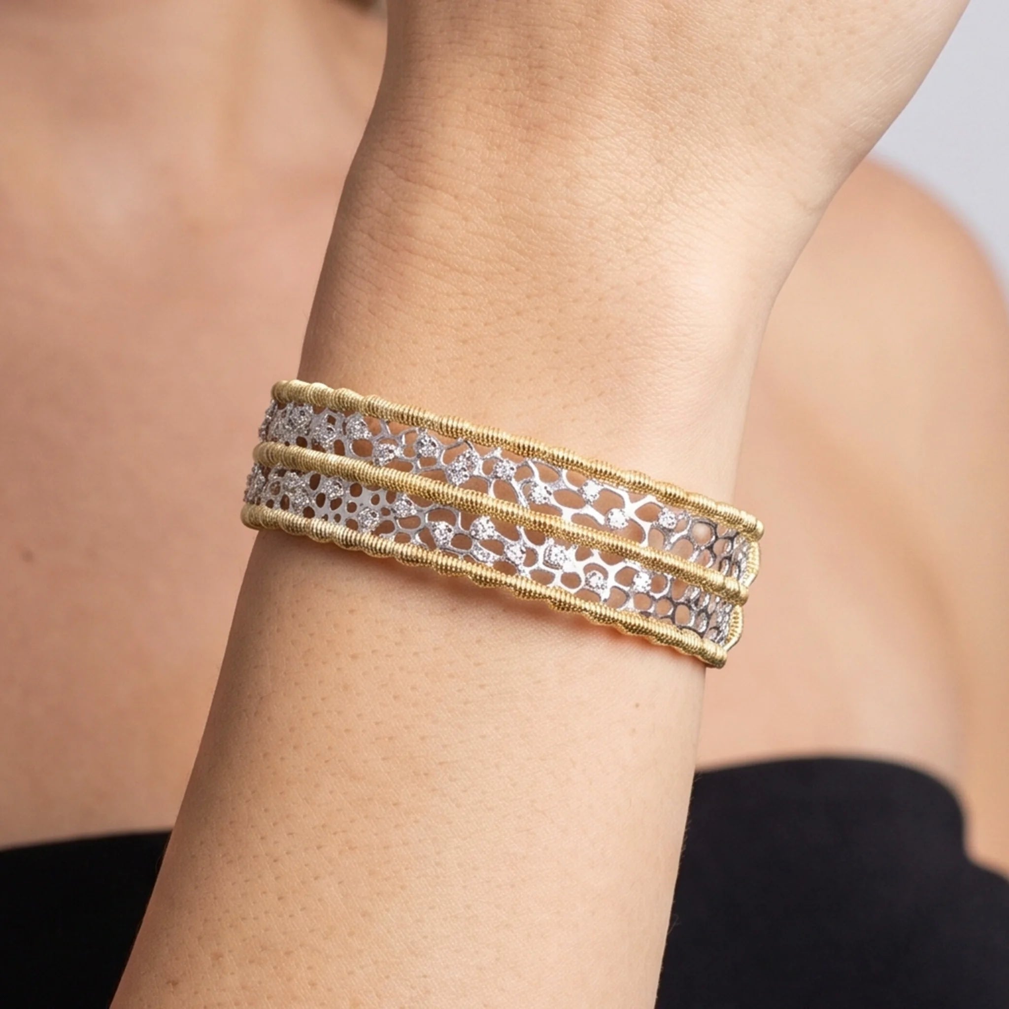 Bracciale Rigido Traforato in Argento 925 placcato oro Giallo e Bianco 18kt con Topazi Bianchi