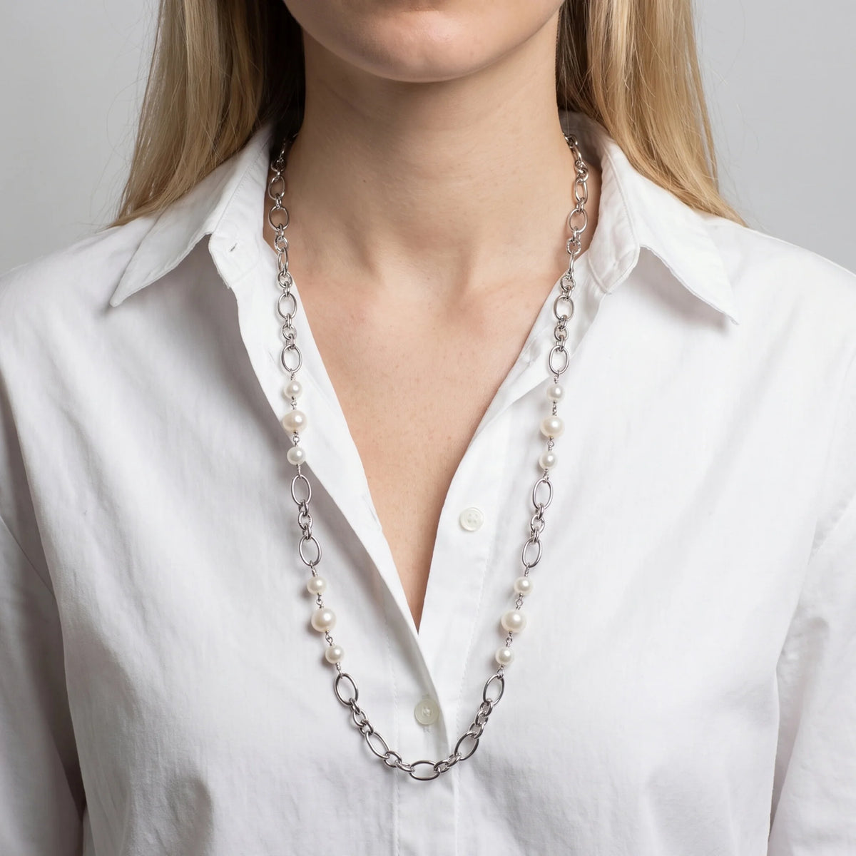 Collana Lunga placcata Oro Bianco 18Kt con Maglie Ovali e Perle Bianche d'Acqua Dolce Ø 8-11 mm