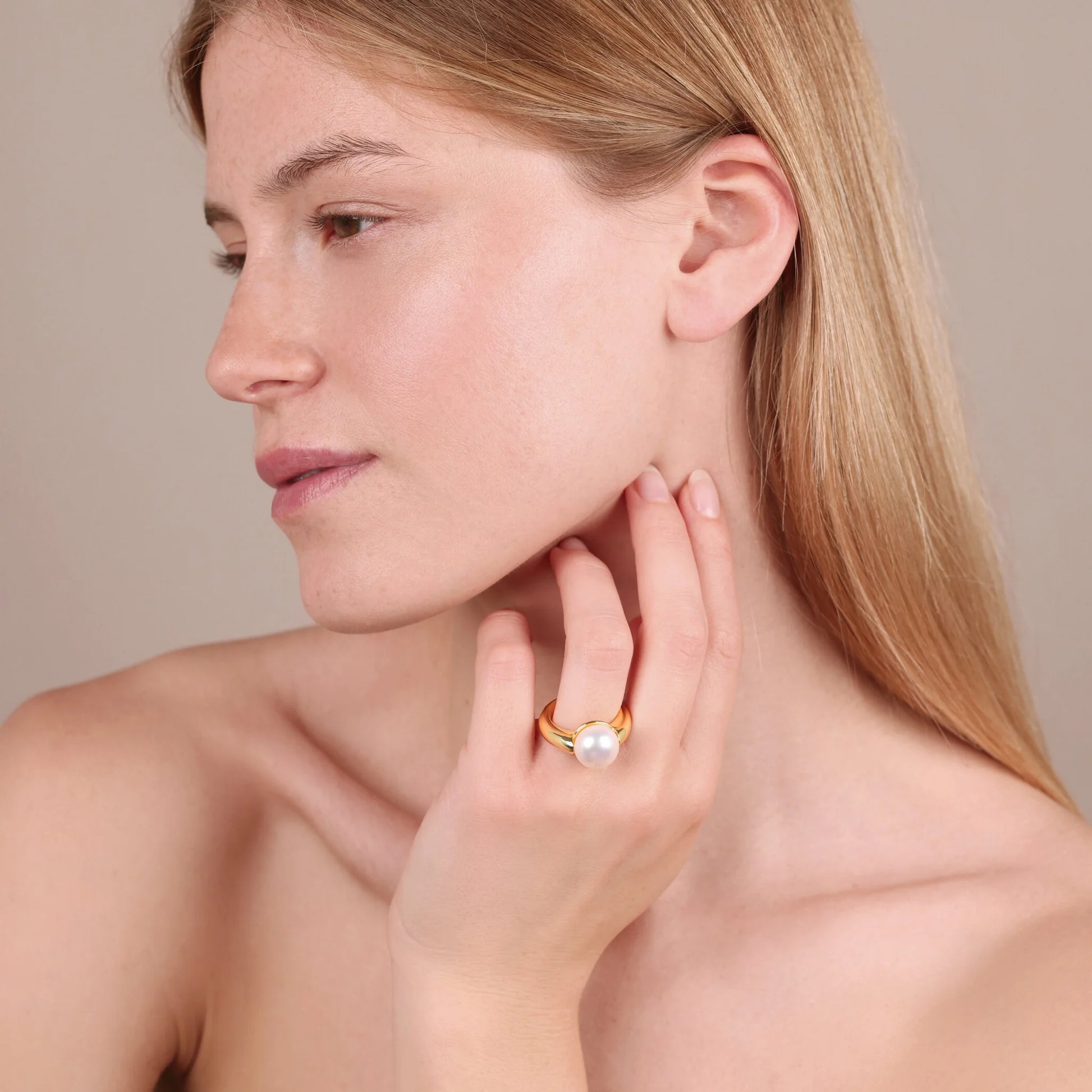 Anello Solitario Bombato in Argento 925 placcato Oro Giallo 18Kt con Perla a Bottone Bianca d'Acqua Dolce Ø 12 mm