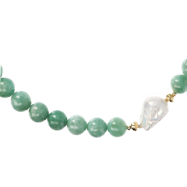 Halskette mit grünem Quarzit und weißer Süßwasser-Scaramazza-Perle Ø 14/14,5 mm aus 18 Karat Gelbgold vergoldetem 925er Silber