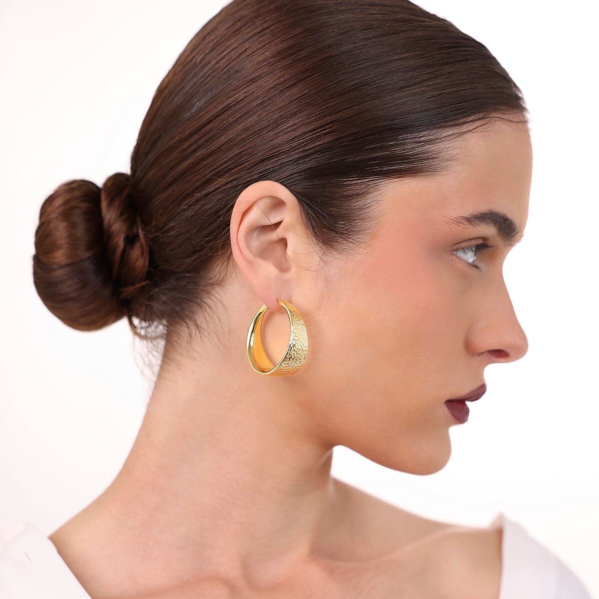 Boucles d'oreilles créoles graduées en Argent 925 plaqué Or Jaune 18Kt avec surface martelée