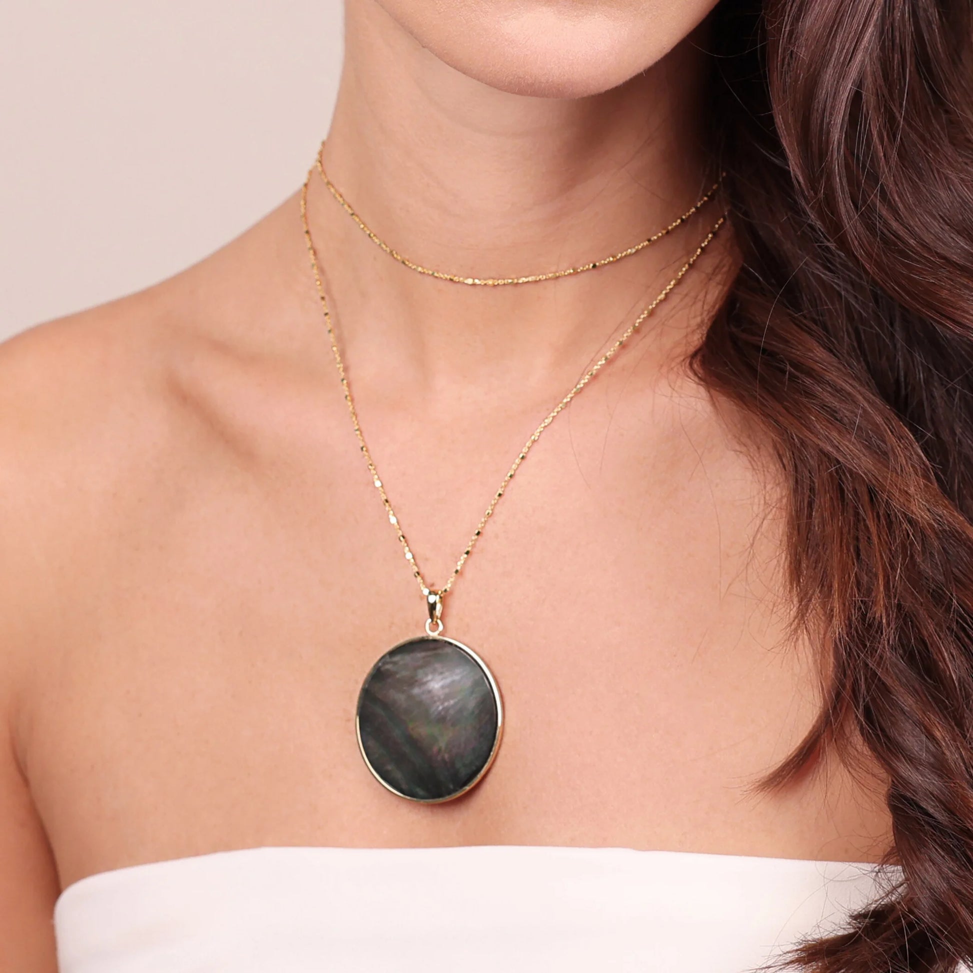 Sautoir en argent 925 plaqué or jaune 18Kt avec pendentif en pierre naturelle nacre grise