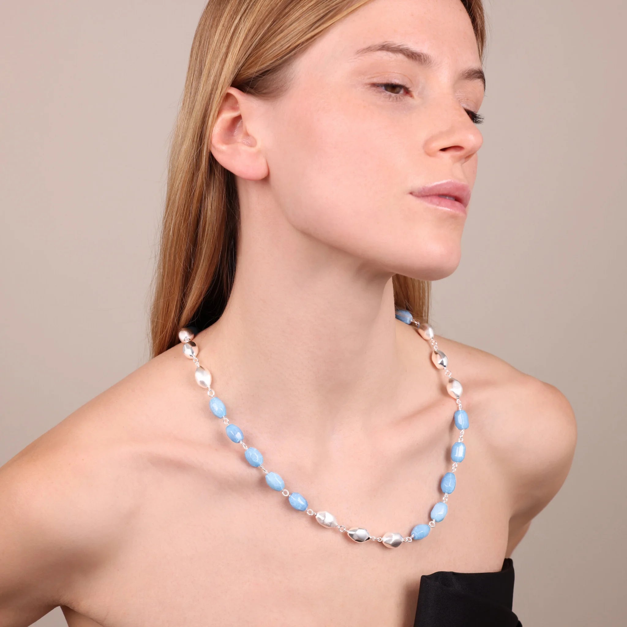 Collana Lunga con Pepite Elettroformate in Argento 925 placcato Platino e Pepite in Quarzite Azzurra Sfaccettata