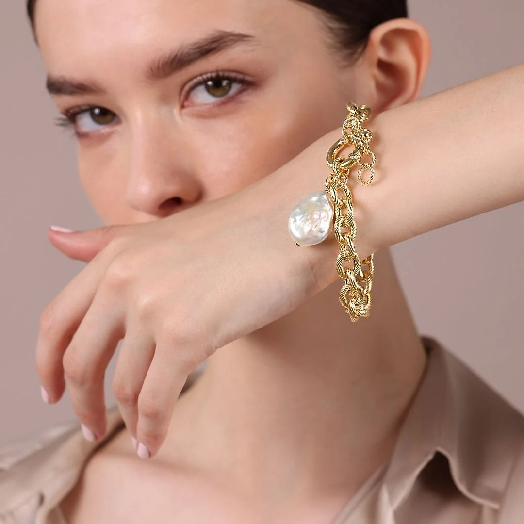Bracelet en argent 925 plaqué or jaune 18Kt avec perle Keshi d'eau douce blanche 17x20 mm