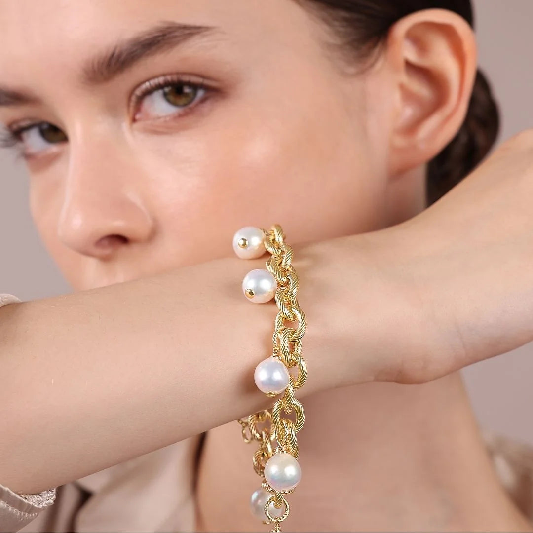 Ming Weiße Süßwasserperlen Charms Armband Ø 10/11 in Sterling Silber 925 18Kt Gelbgold plattiert