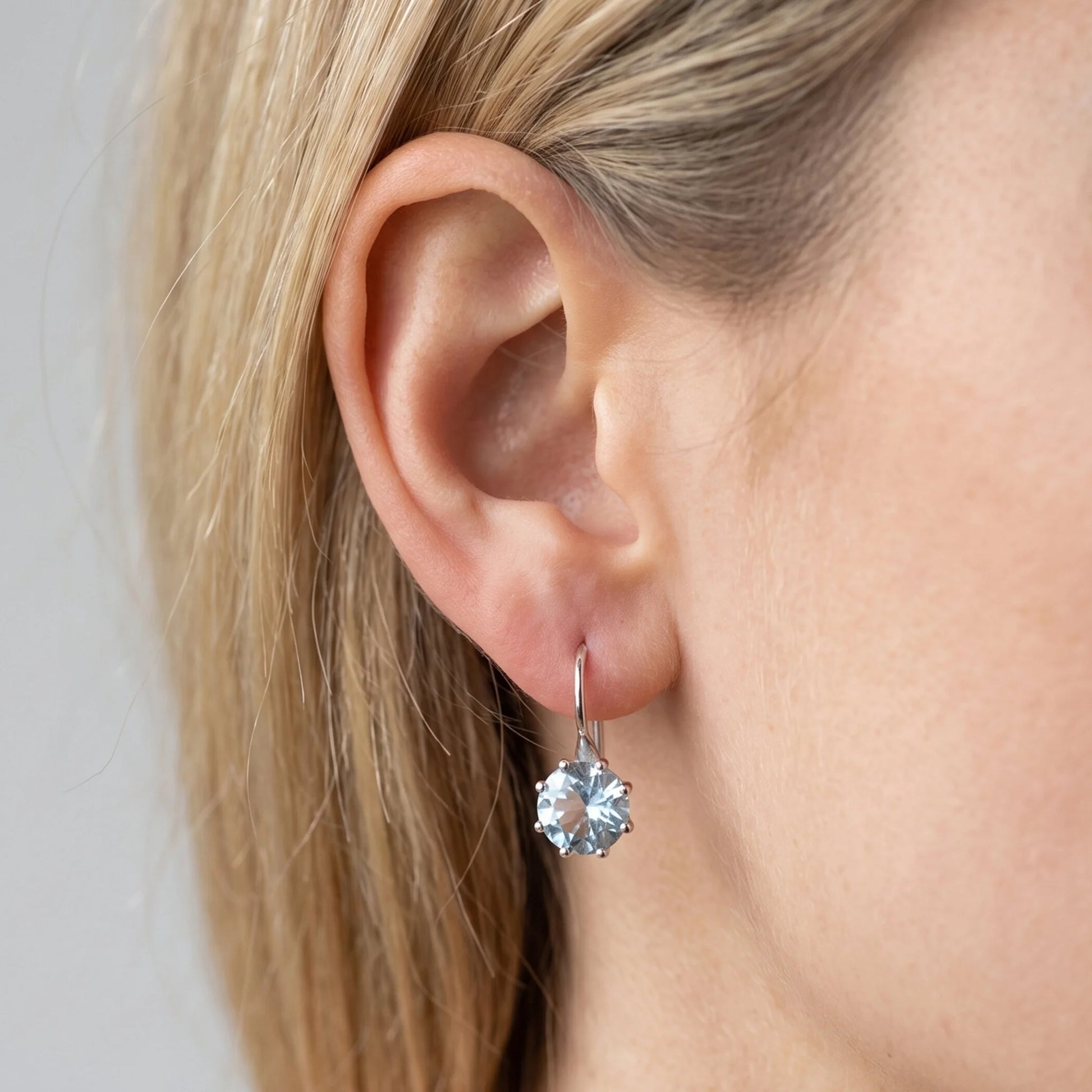 Platinierte 925 Sterlingsilber-Ohrringe mit facettiertem Azurtopas