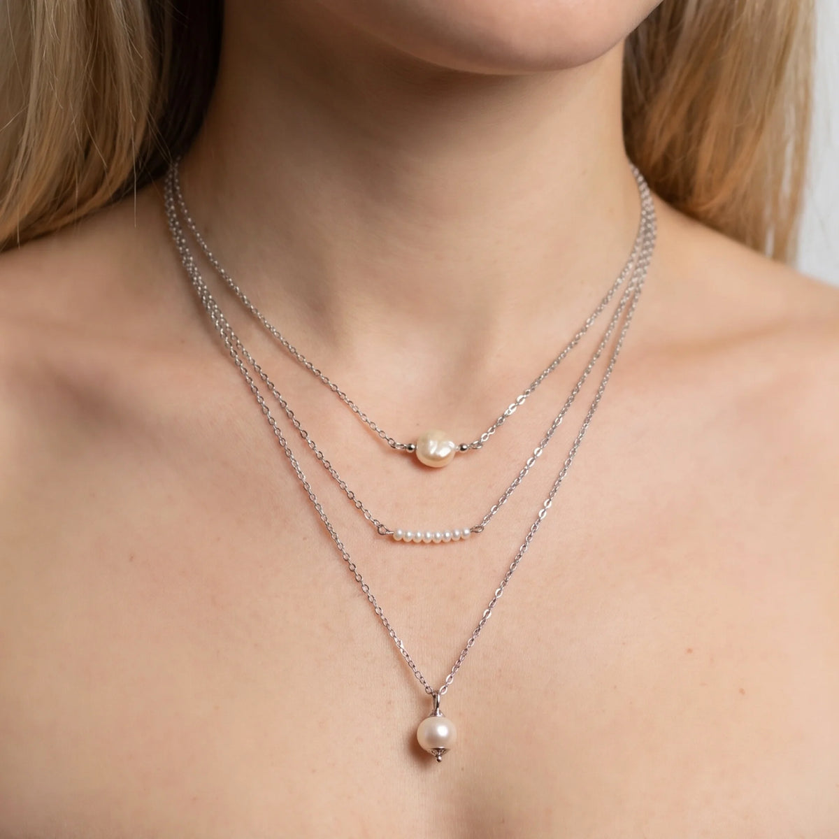 Collana Multifilo Graduata in Argento 925 placcata oro bianco con Perle d'Acqua Dolce Bianche