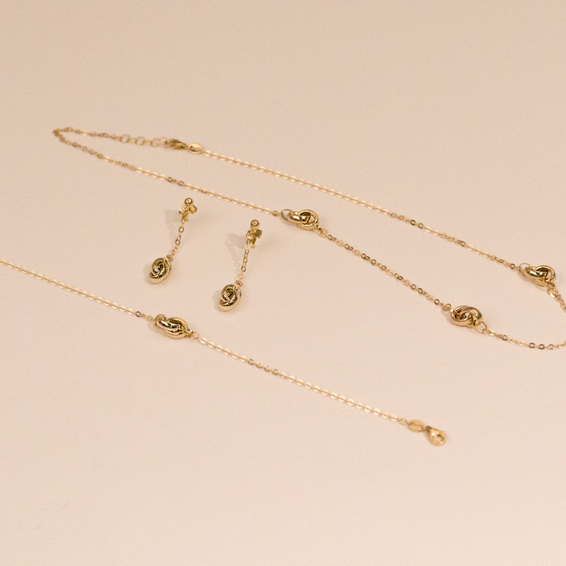 Halskette mit doppelt ineinander verschlungenen Kreisen aus 9 Karat Gold