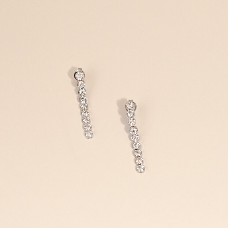 Boucles d'oreilles pendantes fil de tennis avec zircons cubiques en or 9 carats