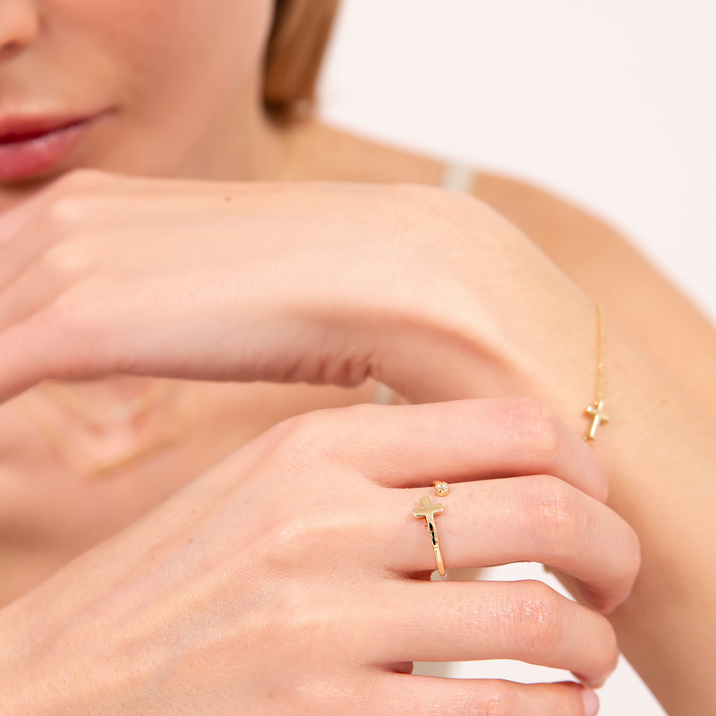 Anello Contrarié in Oro 375 con Croce e Punto Luce in Cubic Zirconia
