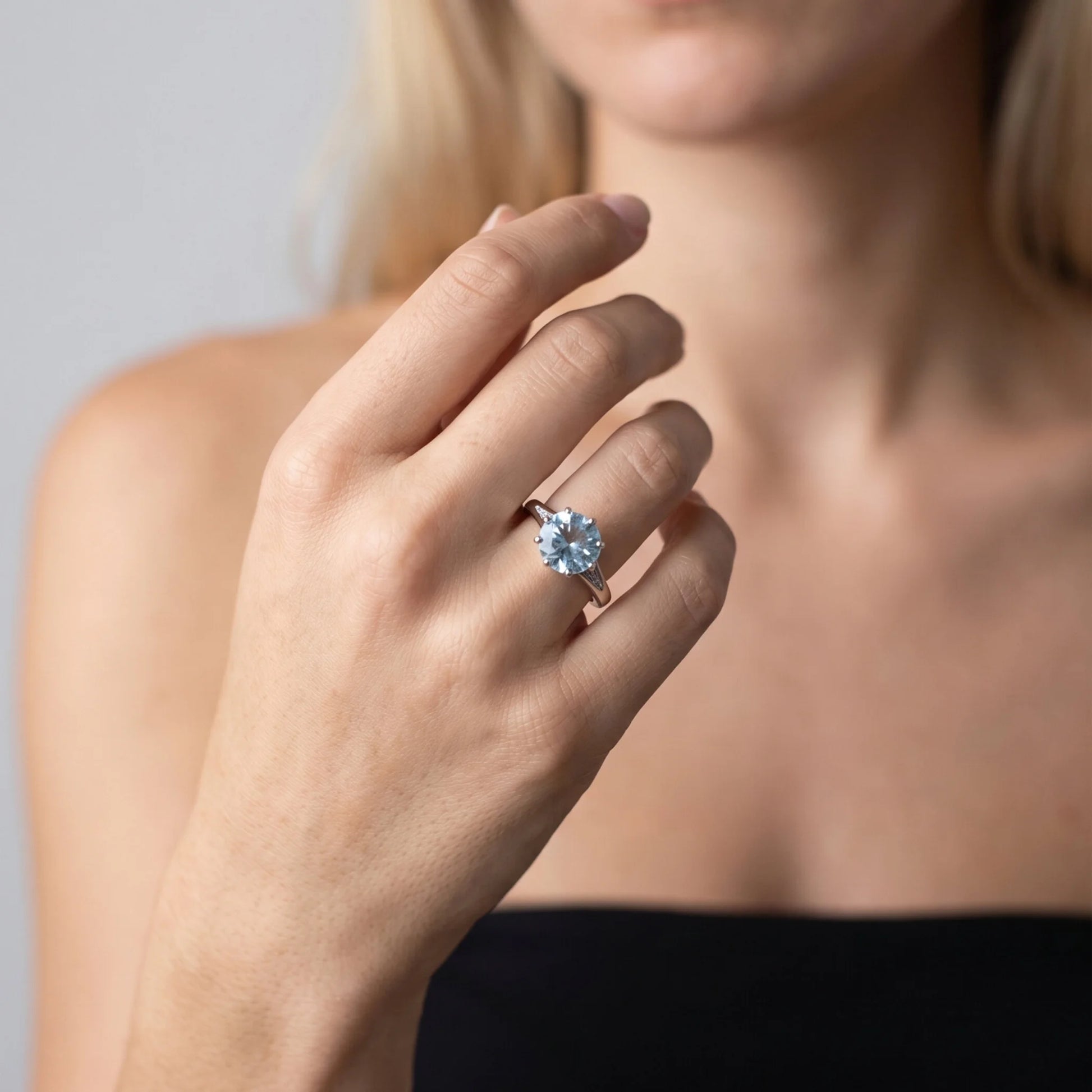 Anello Solitario in Argento 950 placcato Platino con Topazio Azzurro Sfaccettato